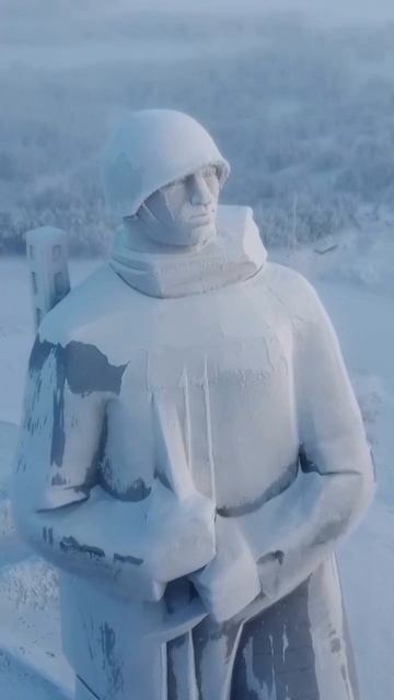 Мурманск.Застывшая в морозном воздухе, скульптура Алёши кажется более  суровой, чем обычно.