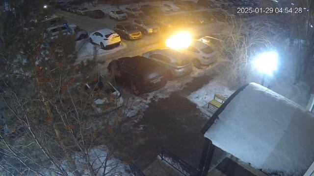 В Оренбурге два парня подожгли белый BMW, попав на камеры видеонаблюдения.