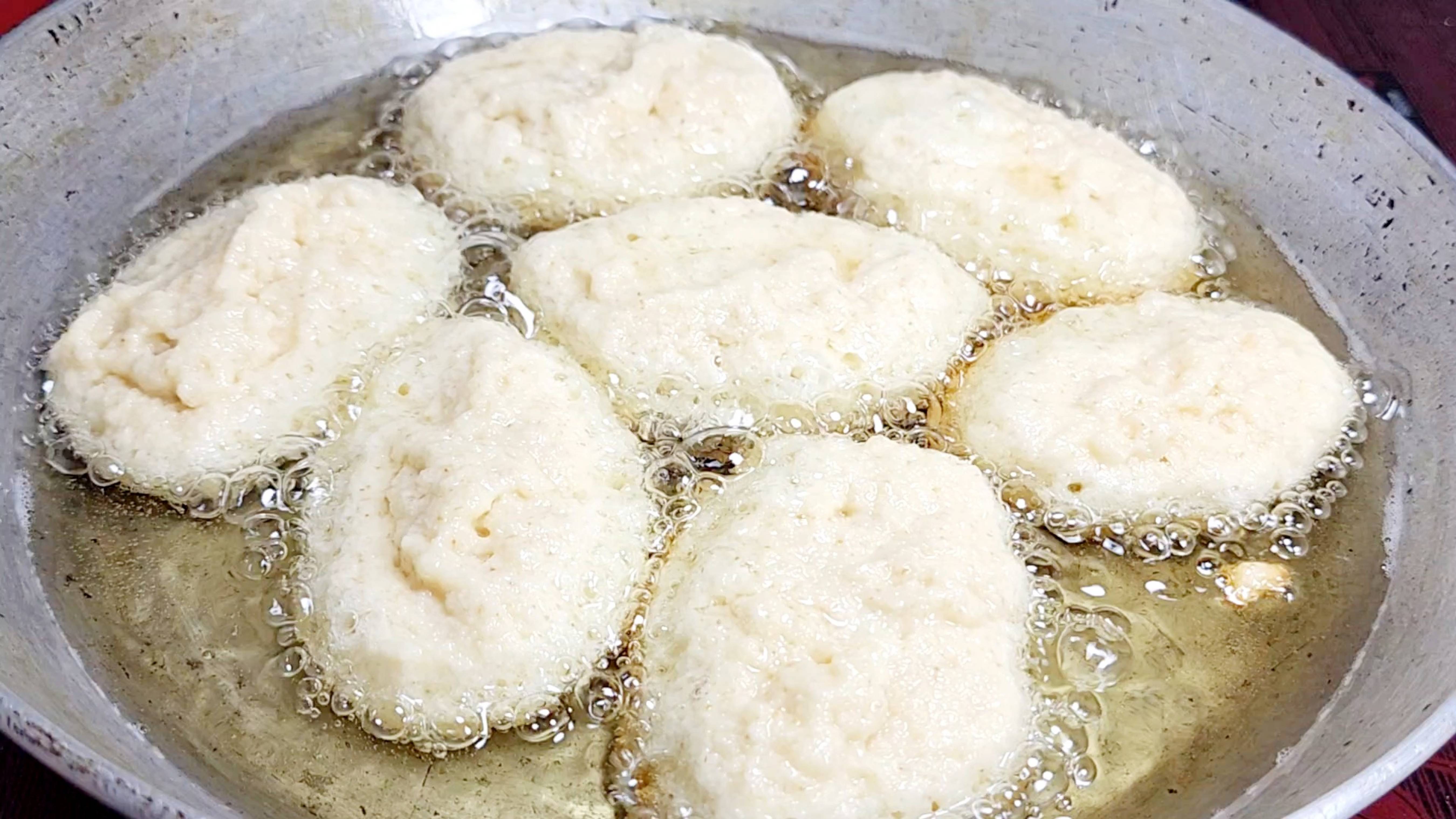 Без муки. За 10 минут 1 стакан кефира и целая гора вкуснятина готова. Идеально подходит на завтрак