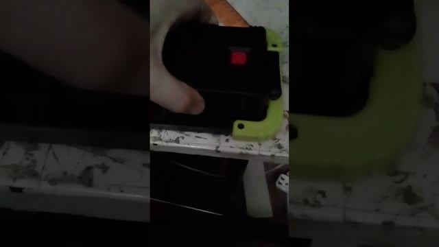 Обзор фабричного светодиодного прожектора ФАЗА / питание от 4х АА