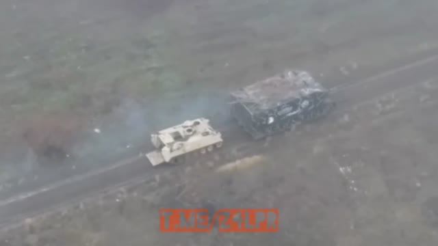Российский танк "Горыныч" эвакуирует трофейный американский БТР M113 ВСУ.