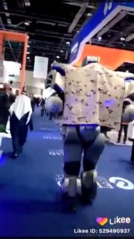 Король Бахрейна со своим телехранителем