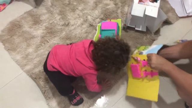 Mel mini diva - Abrindo presente  - com papai e mamãe