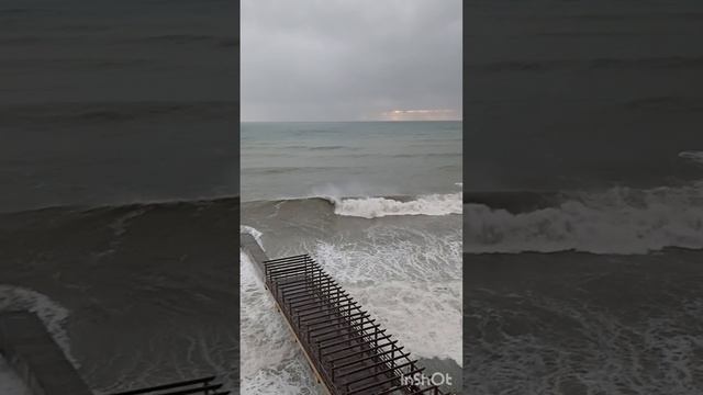 Шторм на Чёрном море в Сочи