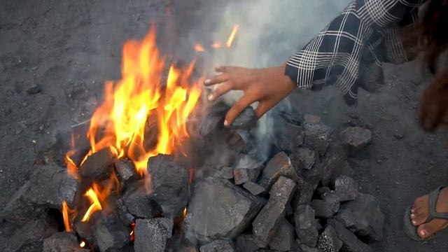 Ta dziewczynka od siódmego roku życia zajmuje się nielegalnym wydobywaniem węgla