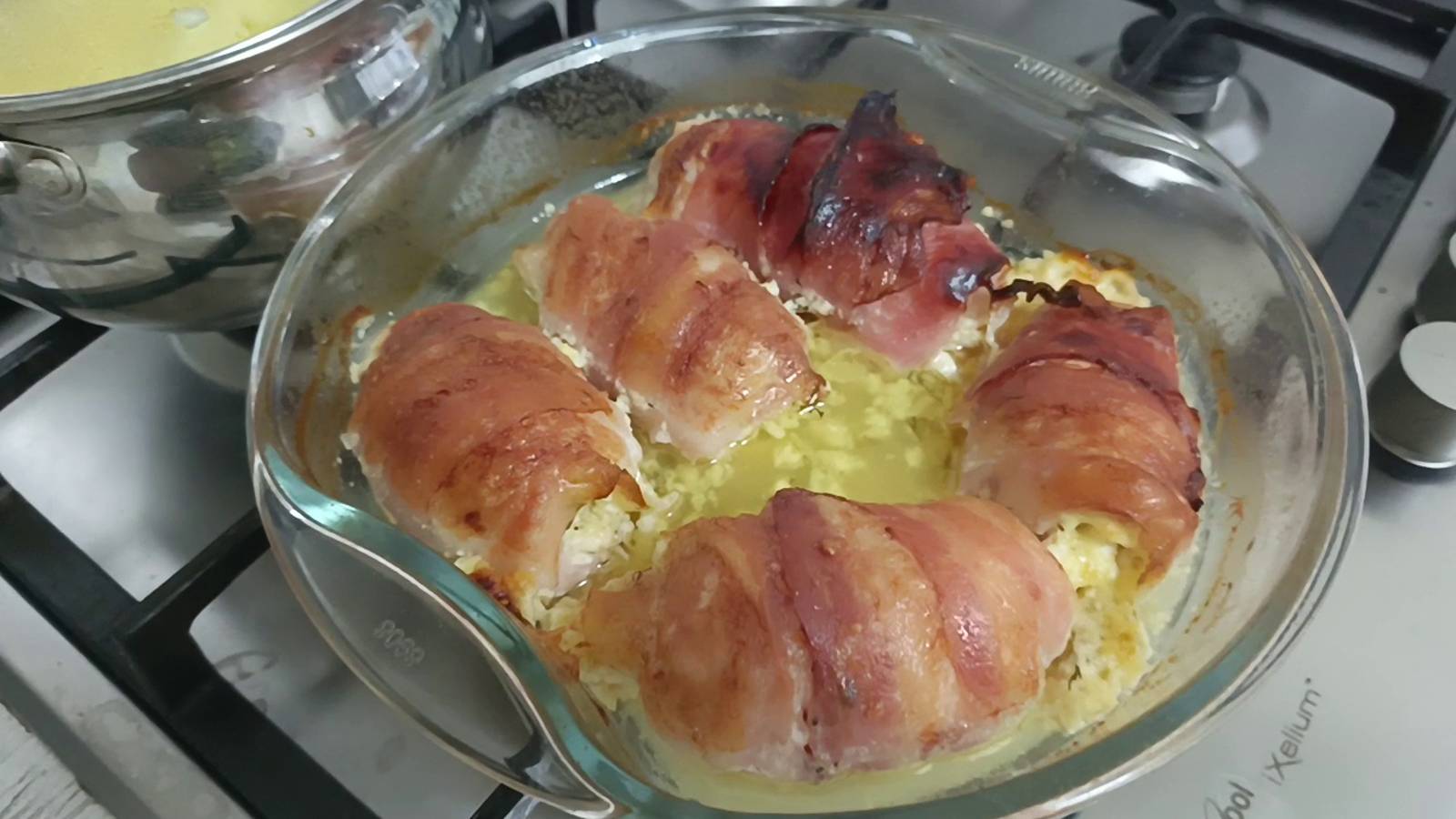 Вкусные куриные рулетики в беконе
