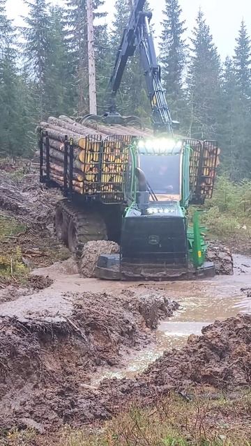 Форвардер John Deere 1910G пробирается через грязь