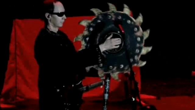 Пикник – Эдмунд играет на циркулярной пиле