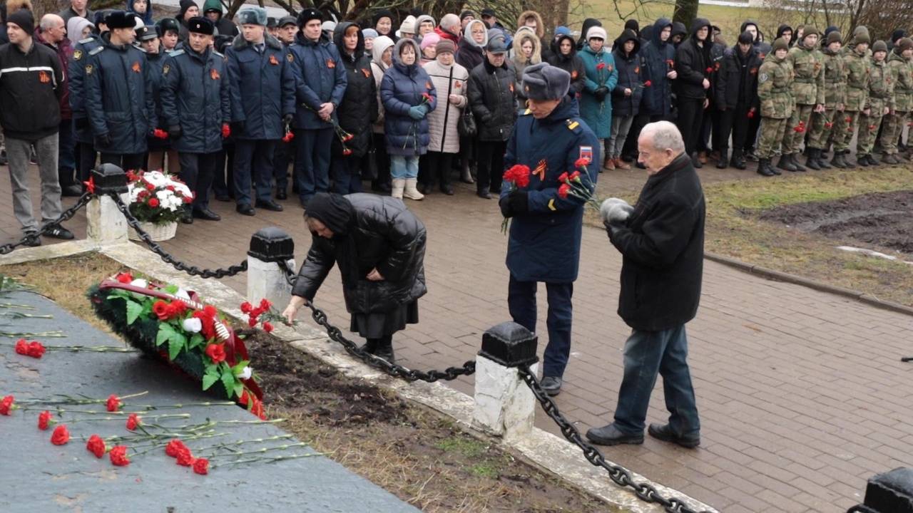 Митинг в честь подвига трёх Героев собрал несколько поколений новгородцев