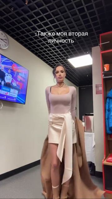 Алина Загитова устроила стриптиз, показав фигуру в боди