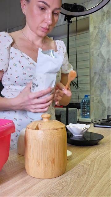 Колбаса, начинённая вручную – настоящий вкус деревенских традиций! 🥩