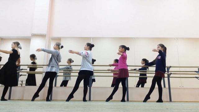 КЛАССИЧЕСКИЙ ТАНЕЦ-РОНД ДЕ ДАМ ПАРТЕР У ПАЛКИ-ШКОЛА СТУДИЯ КАЗАНЬ