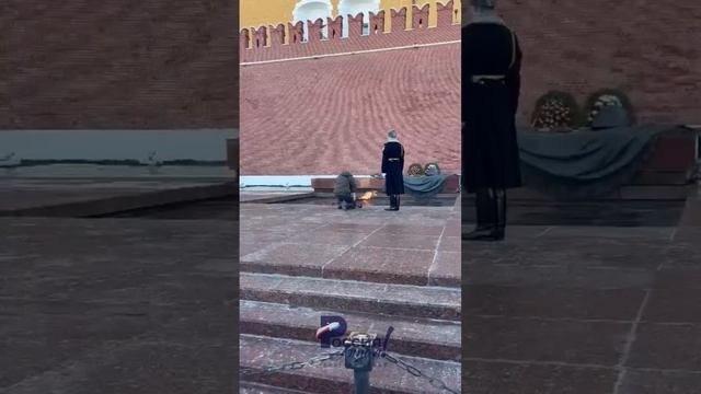 Раненый воин СВО Евгений Гордыханов возложил цветы к могиле Неизвестного  Солдата.