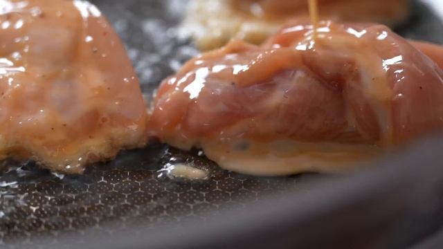 САМЫЕ ВКУСНЫЕ куриные бедра на сковороде! ТОП рецепт! Очень сочные и ароматные!
