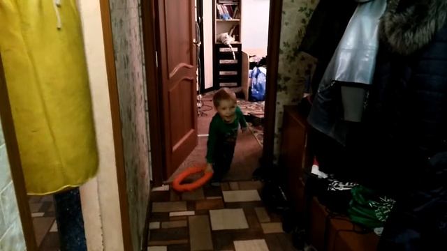 Димасик катается по полу на собаке.