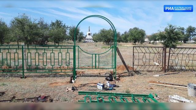 В п. Привольный, Яшкульского района начаты работы по благоустройству парковой зоны