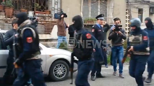 4 hajdutë hynë për të grabitur banesën e një biznesmeni, i ikën policisë
