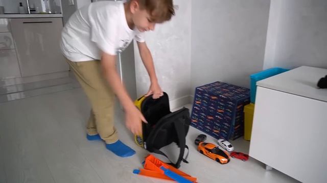 Марк распаковывает игрушечные машинки