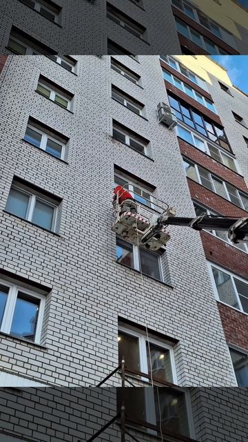 Процесс ремонта трещин в облицовочной кладке стен фасада многоэтажного жилого дома в г. Смоленске.