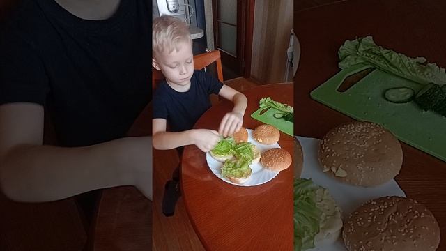 Паша и Петя представляют готовим бургеРы 🍔🍔🍔🍔
