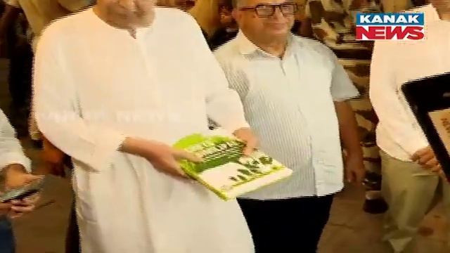 Which Book Did Odisha CM Naveen Patnaik At Master Canteen Book Store In Bhubaneswar?