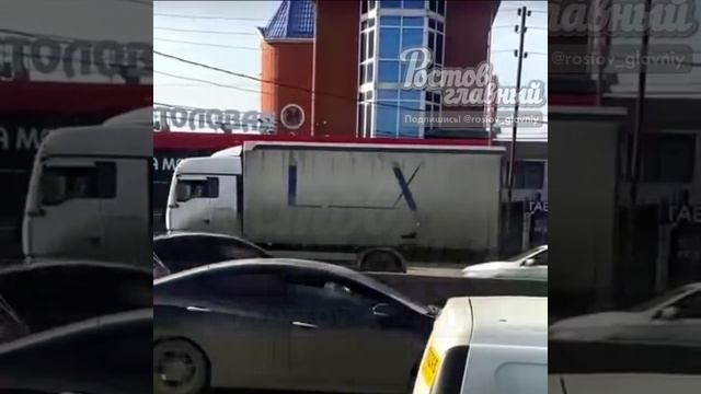 На Малиновского неадекватная женщина бросается на проезжающие автомобили. 🫢