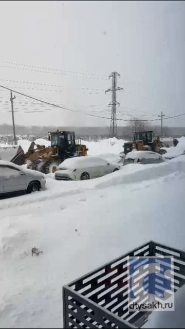 Два погрузчика застряли на расчистке села в Южно-Сахалинске