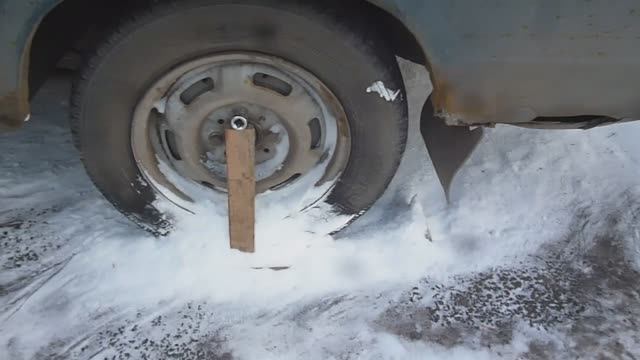 Почему водители Жигулей подставляют под колеса палочки?