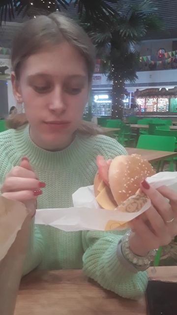 сравниваем БУРГЕРЫ 🍔
 ДОРОГО& ДЁШЕВО