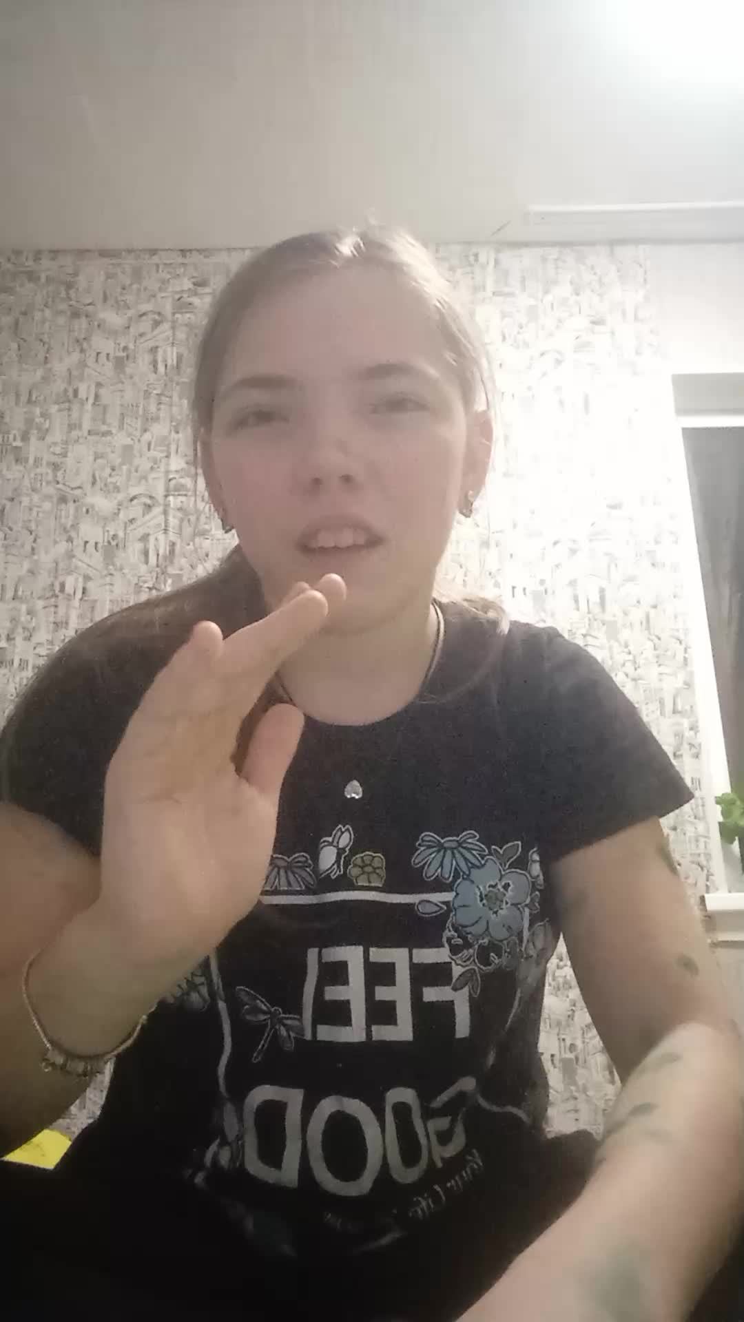 пытаюсь встать на руки после зарядки