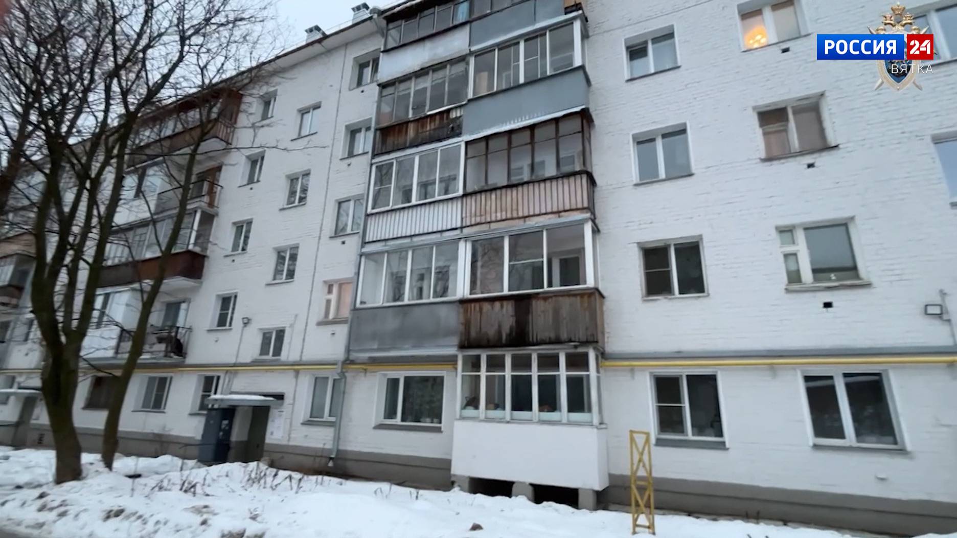 В Кирове снежная масса, упавшая с крыши дома, травмировала женщину