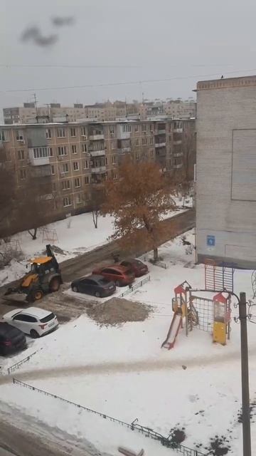 В Оренбурге трактор вываливает грязный снег на детскую площадку спасибо вам огромное