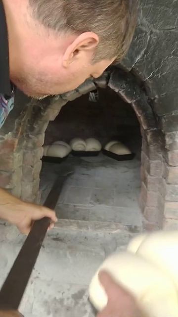 Fazendo pão de forno de barro