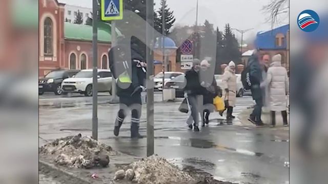 Полиция носит россиян на руках. В Йошкар-Оле инспектор отнес мужчину на остановку