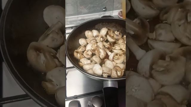 Жареная шампиньоны с картошкой и плов домашние лапша очень вкусные