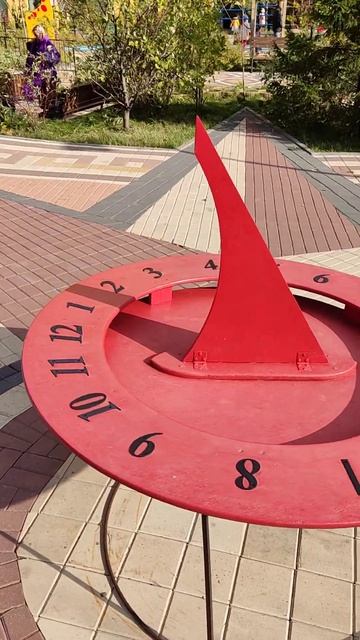 Замечательные солнечные часы. в парке. Москва.
