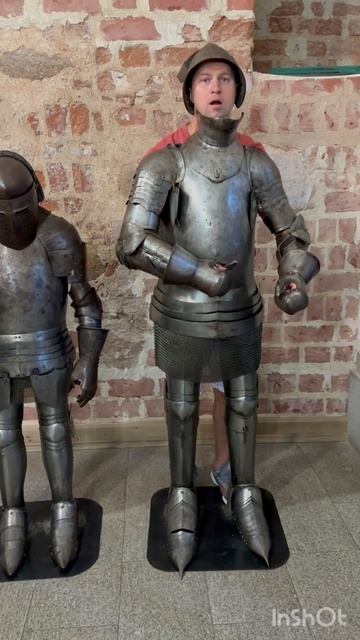 Мила с папой примерили доспехи рыцарей