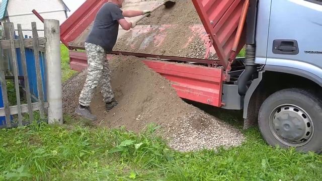 Разгружаем щебень. Водитель жжёт! Наша дача.