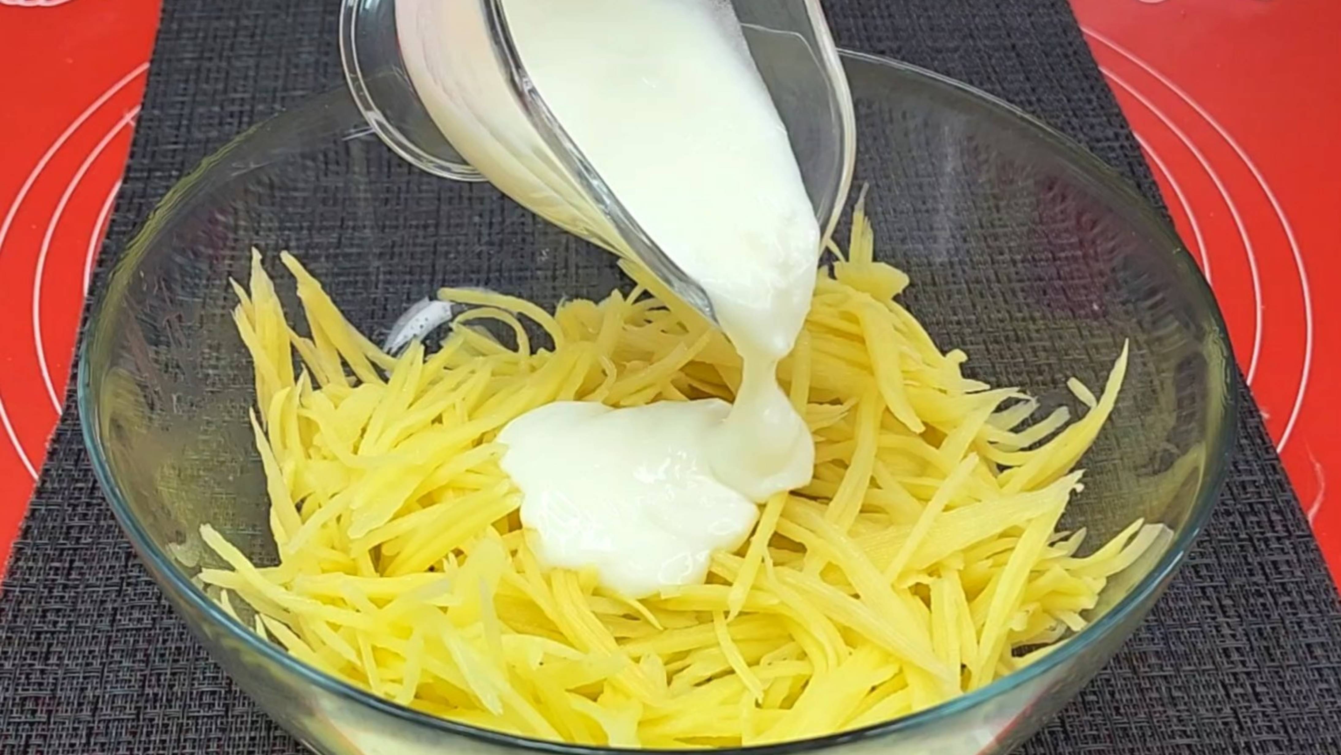 Беру картошку. Просто натрите 2 картофелины, добавьте 2яйца. Вкусный рецепт картофеля