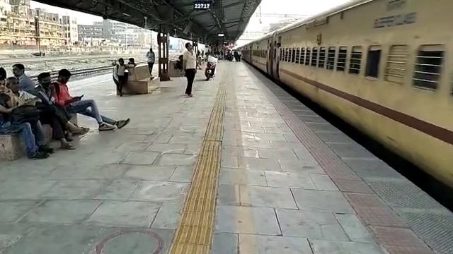 2 hours 36 min late running 22717 Rajkot Secundrabad Express with GZB WAP-5 30013 arrives at Vapi.