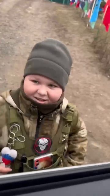 Курская область. Парнишка каждый день стоит на дежурстве и встречает наших парней.