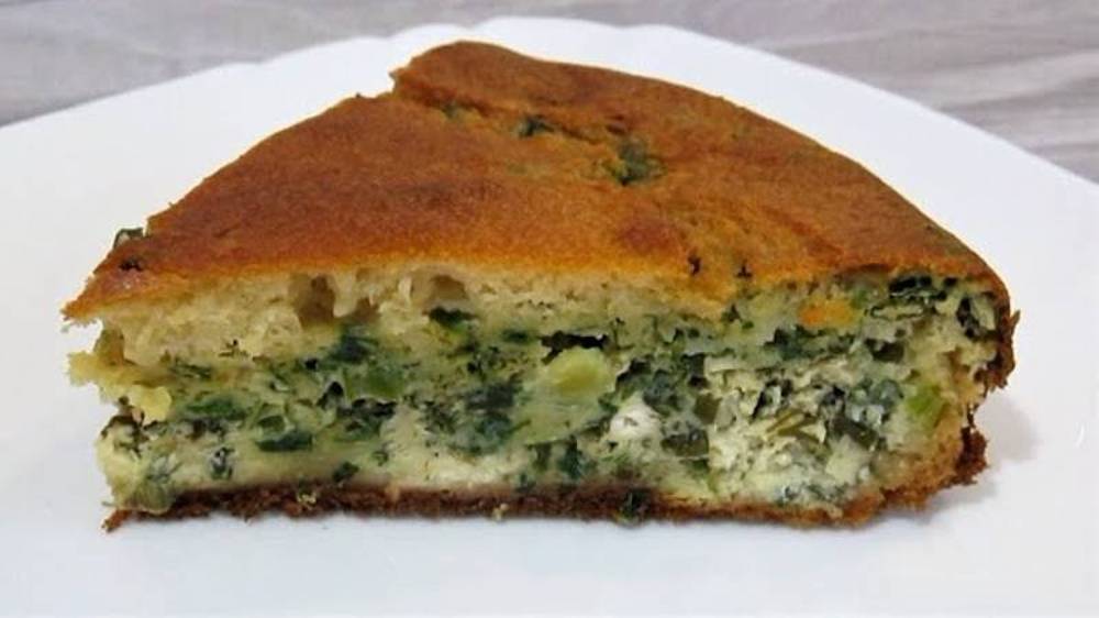 Обязательно попробуйте приготовить этот закусочный пирог. Луковый пирог на кефире.