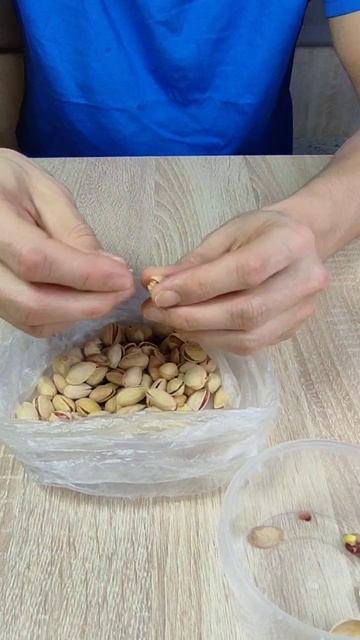 Прикольный способ чистки фисташек.