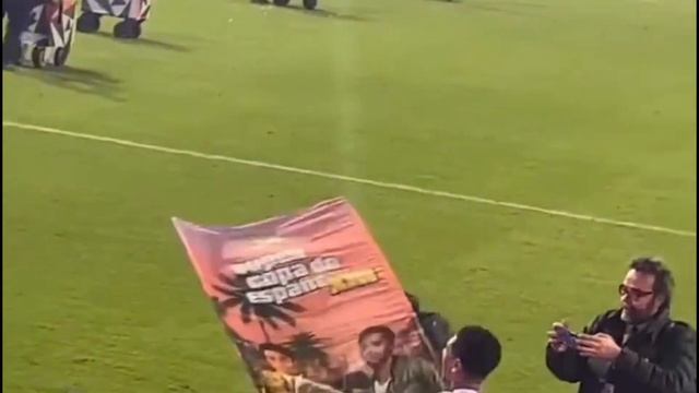 Jude Bellingham asking a fan for the GTA themed poster of him, Rodrygo and Vinicius. 😂🤍