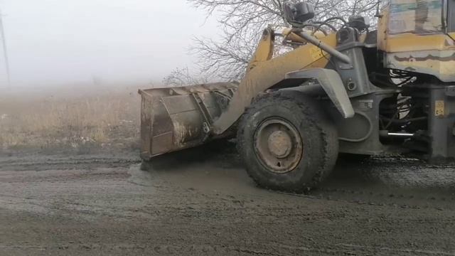 Самарцы ремонтируют технику и очищают проезжие части в Снежном