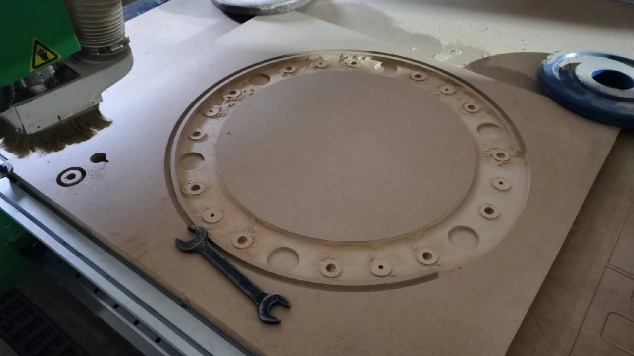 Фрезерный раскрой МДФ на станке ЧПУ