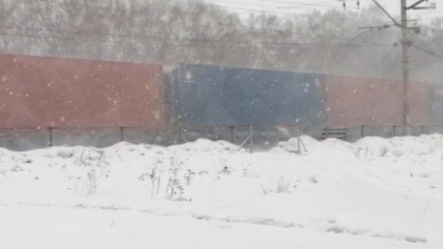 Электровоз 2ЭС6-326 "Синара" с грузовым поездом проезжает о.п. Совхоз Бердский