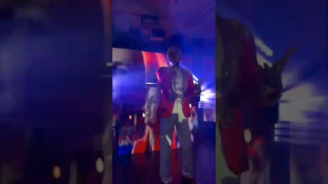 Петушок  киркоров развлекает гостей на еврейских свадьбах в Нью-Йорке нашел Еврейскую дверь