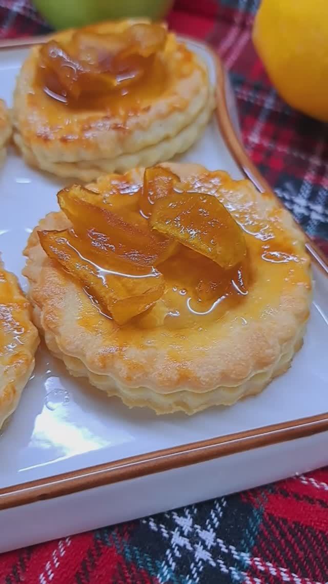 Слойки с яблочным вареньем и с сыром!!! Когда нет ничего вкусненького, но есть слоёное тесто!!!😋😋