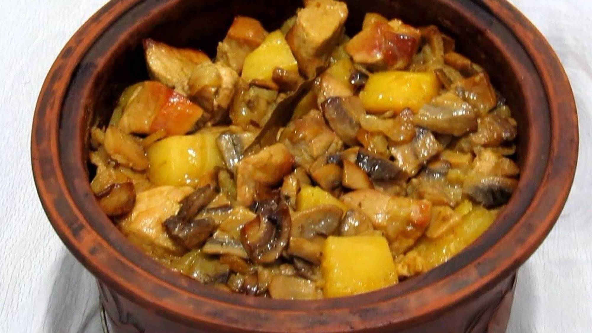 Ароматное жаркое в горшочке по домашнему - сытное, нежное, очень вкусное блюдо.